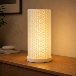 AI productfoto van de SpotOn3D Kumiko LED Kit Large met ronde base en warm LED-licht op een houten dressoir