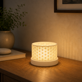 AI productfoto van de SpotOn3D Kumiko LED Small met lage kap van 51,69 mm en ronde base op een houten dressoir
