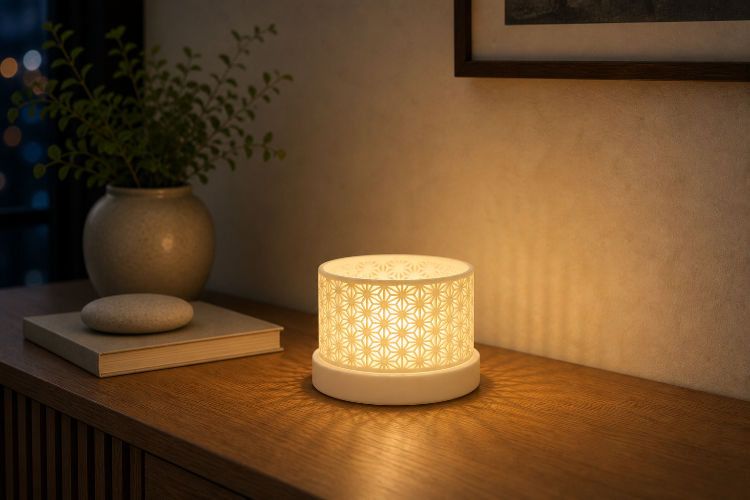 AI productfoto van de SpotOn3D Kumiko LED Small met lage kap van 51,69 mm en ronde base op een houten dressoir