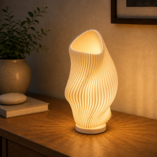 AI productfoto van de SpotOn3D Three Body Problem Lamp met organische ribstructuur en ronde LED Lamp Kit-001 type B voet op een houten dressoir
